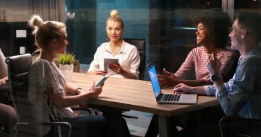 Çok ırklı başlangıç iş takım gece ofiste