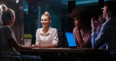 Çok ırklı başlangıç iş takım gece ofiste