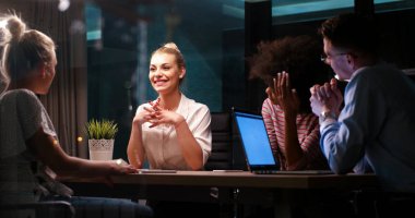 Çok ırklı başlangıç iş takım gece ofiste