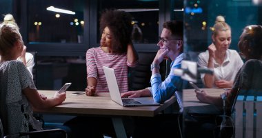 Çok ırklı başlangıç iş takım gece ofiste