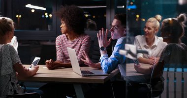 Çok ırklı başlangıç iş takım gece ofiste