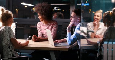 Çok ırklı başlangıç iş takım gece ofiste