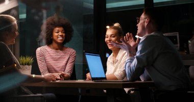 Çok ırklı başlangıç iş takım gece ofiste