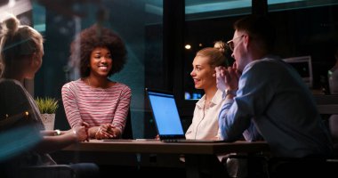 Çok ırklı başlangıç iş takım gece ofiste