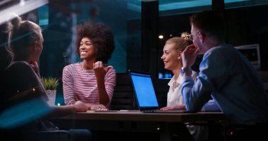 Çok ırklı başlangıç iş takım gece ofiste