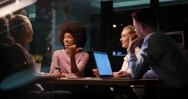 Çok ırklı başlangıç iş takım gece ofiste