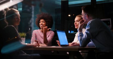 Çok ırklı başlangıç iş takım gece ofiste