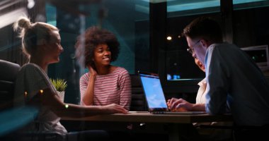 Çok ırklı başlangıç iş takım gece ofiste