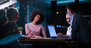 Çok ırklı başlangıç iş takım gece ofiste