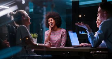 Çok ırklı başlangıç iş takım gece ofiste