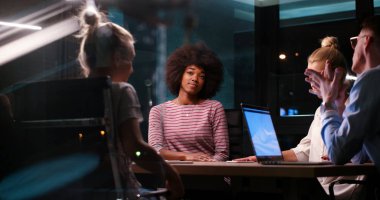 Çok ırklı başlangıç iş takım gece ofiste