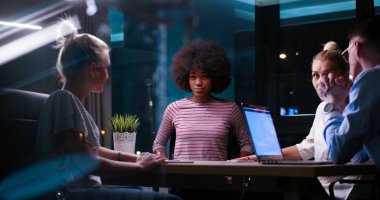 Çok ırklı başlangıç iş takım gece ofiste