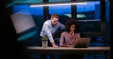 Çok ırklı başlangıç iş takım gece ofiste