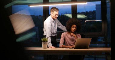 Çok ırklı başlangıç iş takım gece ofiste