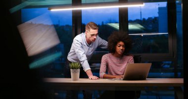 Çok ırklı başlangıç iş takım gece ofiste