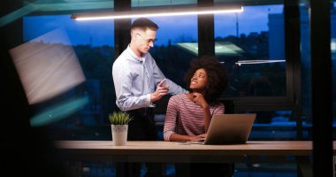 Çok ırklı başlangıç iş takım gece ofiste