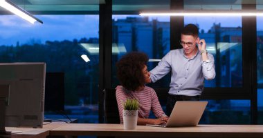 Çok ırklı başlangıç iş takım gece ofiste