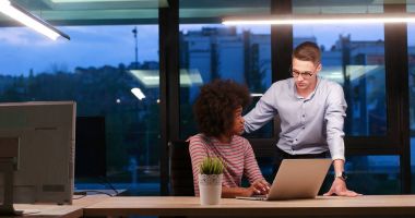 Çok ırklı başlangıç iş takım gece ofiste