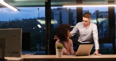 Çok ırklı başlangıç iş takım gece ofiste