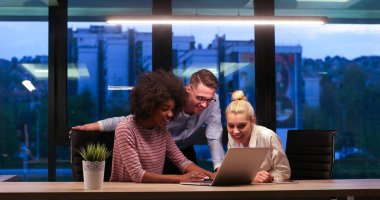 Çok ırklı başlangıç iş takım gece ofiste