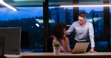 Çok ırklı başlangıç iş takım gece ofiste
