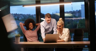 Çok ırklı başlangıç iş takım gece ofiste