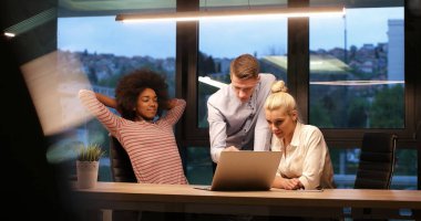 Çok ırklı başlangıç iş takım gece ofiste