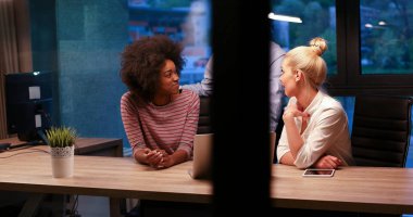 Çok ırklı başlangıç iş takım gece ofiste