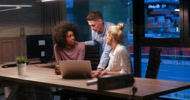 Çok ırklı başlangıç iş takım gece ofiste