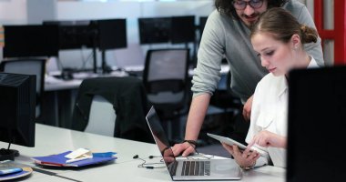 İş insanlar çalışma ile dizüstü Office