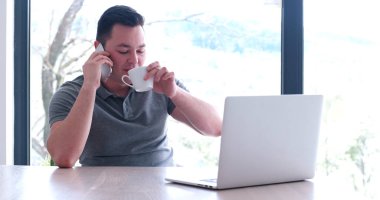 başlangıç ofisinde bir dizüstü bilgisayar kullanarak çalışma iş adamı