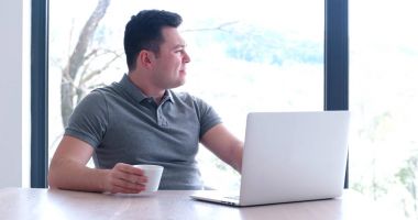 başlangıç ofisinde bir dizüstü bilgisayar kullanarak çalışma iş adamı