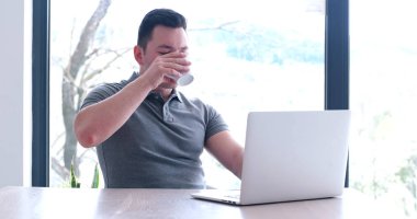 başlangıç ofisinde bir dizüstü bilgisayar kullanarak çalışma iş adamı