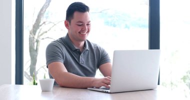 başlangıç ofisinde bir dizüstü bilgisayar kullanarak çalışma iş adamı