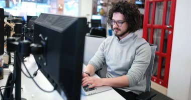 başlangıç ofisinde bir dizüstü bilgisayar kullanarak çalışma iş adamı