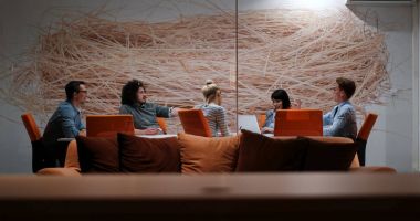 Modern ofis binasında Girişim İş Takımı Toplantısı