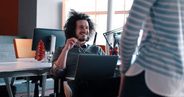 Modern ofis binasında Girişim İş Takımı Toplantısı