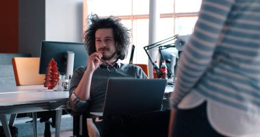 Modern ofis binasında Girişim İş Takımı Toplantısı