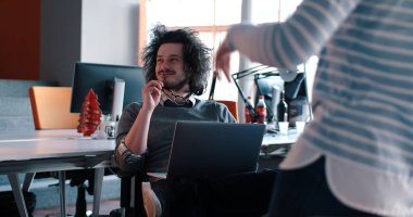 Modern ofis binasında Girişim İş Takımı Toplantısı