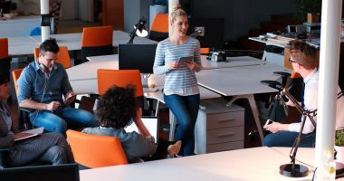 Modern ofis binasında Girişim İş Takımı Toplantısı