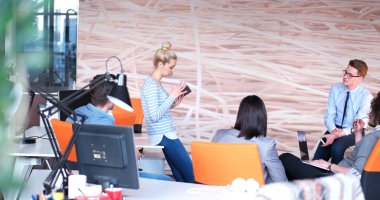 Modern ofis binasında Girişim İş Takımı Toplantısı