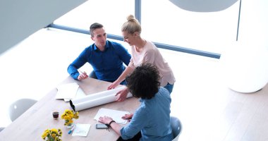 Modern ofis binasında Girişim İş Takımı Toplantısı