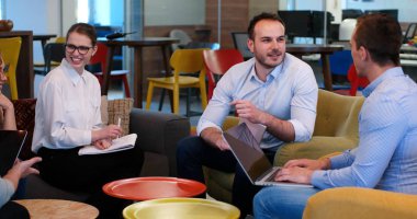 Modern ofis binasında Girişim İş Takımı Toplantısı