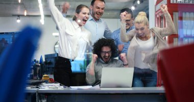 Modern ofis binasında Girişim İş Takımı Toplantısı