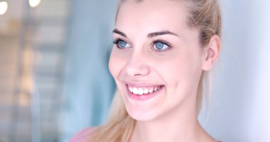 güzel, genç, sarışın bir kadın portresi