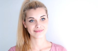 güzel, genç, sarışın bir kadın portresi