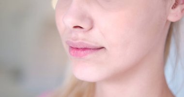 güzel, genç, sarışın bir kadın portresi