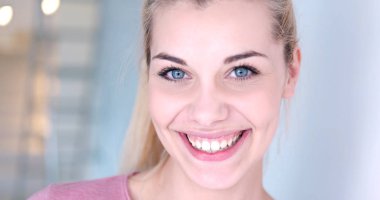 güzel, genç, sarışın bir kadın portresi