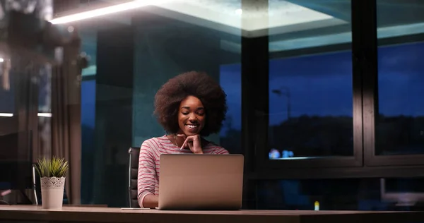Μαύρο επιχειρηματίας χρησιμοποιώντας ένα φορητό υπολογιστή στο γραφείο εκκίνησης νύχτα — Φωτογραφία Αρχείου