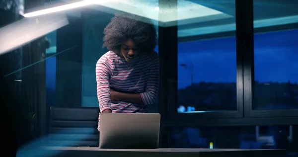 Noir femme d'affaires en utilisant un ordinateur portable dans le bureau de démarrage de nuit — Photo